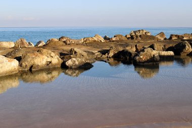 İsrail 'in kuzeyindeki Akdeniz kıyılarında büyük taş ve mermiler bulunur. 