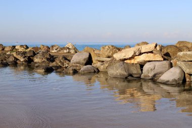 İsrail 'in kuzeyindeki Akdeniz kıyılarında büyük taş ve mermiler bulunur. 