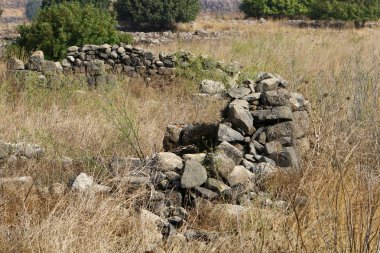 İsrail 'in kuzeyindeki Akdeniz kıyılarında büyük taş ve mermiler bulunur. 