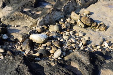 İsrail 'in kuzeyindeki Akdeniz kıyılarında büyük taş ve mermiler bulunur. 