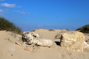 İsrail 'in kuzeyindeki Akdeniz kıyılarında büyük taş ve mermiler bulunur. 