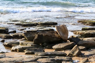 İsrail 'in kuzeyindeki Akdeniz kıyılarında büyük taş ve mermiler bulunur. 