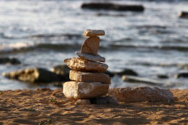 İsrail 'in kuzeyindeki Akdeniz kıyılarında büyük taş ve mermiler bulunur. 