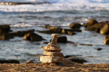İsrail 'in kuzeyindeki Akdeniz kıyılarında büyük taş ve mermiler bulunur. 