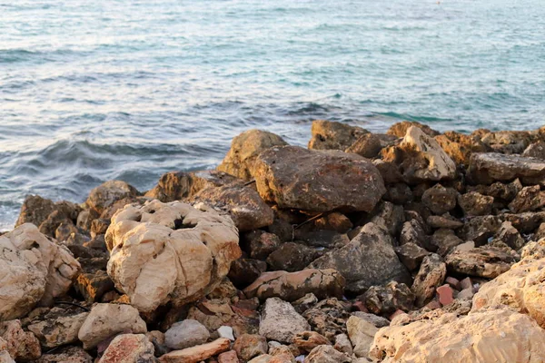 İsrail 'in kuzeyindeki Akdeniz kıyılarında büyük taş ve mermiler bulunur. 