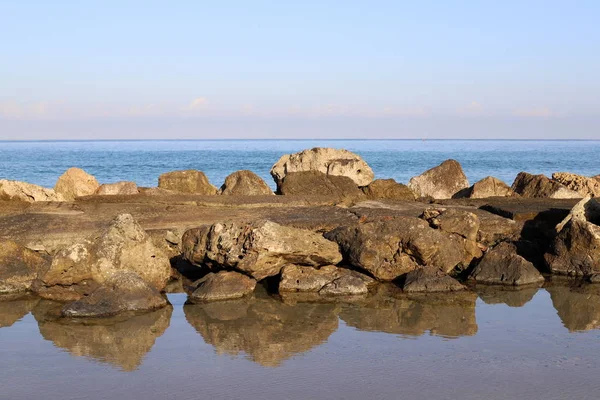 Große Steine Und Muscheln Liegen Den Ufern Des Mittelmeeres Norden — Stockfoto
