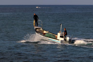 Kuzey İsrail 'deki Akdeniz kıyılarındaki bir parkta spor malzemeleri ve aksesuarlar. 
