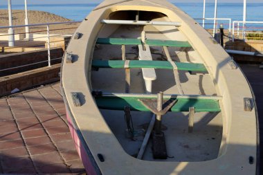 Kuzey İsrail 'deki Akdeniz kıyılarındaki bir parkta spor malzemeleri ve aksesuarlar. 