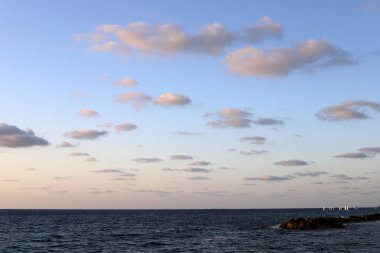 İsrail 'in kuzeyindeki Akdeniz üzerinde gökyüzünde bulutlar 