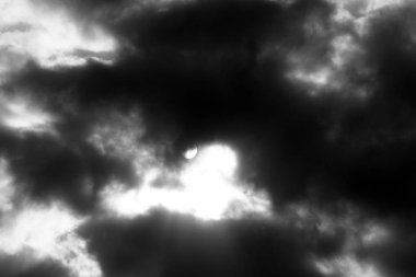 İsrail 'in kuzeyindeki Akdeniz üzerinde gökyüzünde bulutlar 