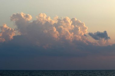 İsrail 'in kuzeyindeki Akdeniz üzerinde gökyüzünde bulutlar 