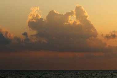 İsrail 'in kuzeyindeki Akdeniz üzerinde gökyüzünde bulutlar 