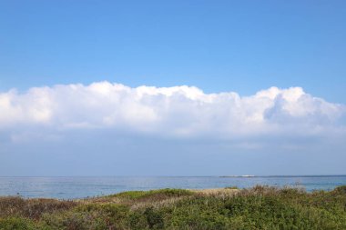 İsrail 'in kuzeyindeki Akdeniz üzerinde gökyüzünde bulutlar 