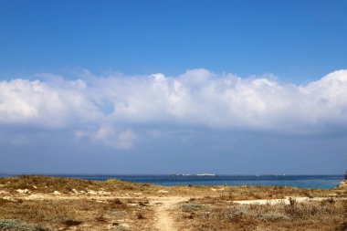 İsrail 'in kuzeyindeki Akdeniz üzerinde gökyüzünde bulutlar 