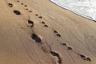 İsrail'in kuzeyinde Akdeniz kıyılarında kum ayak izleri 