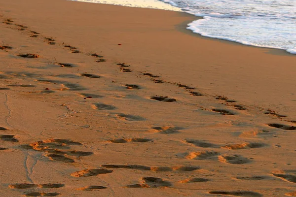 İsrail'in kuzeyinde Akdeniz kıyılarında kum ayak izleri 