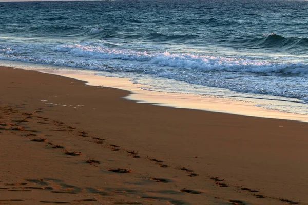 İsrail'in kuzeyinde Akdeniz kıyılarında kum ayak izleri 