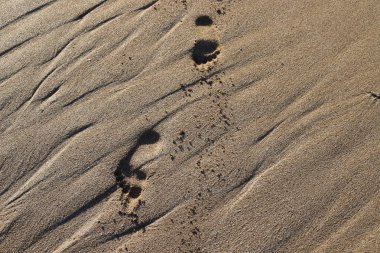 İsrail'in kuzeyinde Akdeniz kıyılarında kum ayak izleri 