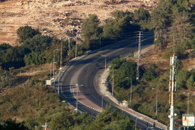 İsrail'in kuzeyinde dağlarda orman yolu 