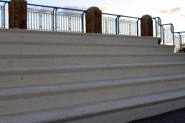 İsrail devletinin kuzeyindeki bir şehir parkında bir merdiven bulunmaktadır. 