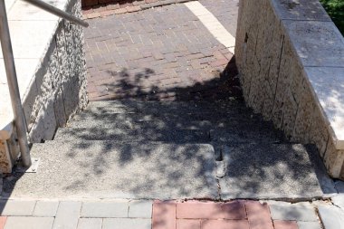 İsrail devletinin kuzeyindeki bir şehir parkında bir merdiven bulunmaktadır. 
