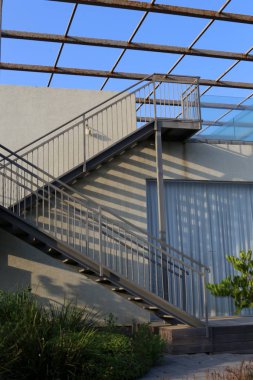 İsrail devletinin kuzeyindeki bir şehir parkında bir merdiven bulunmaktadır. 