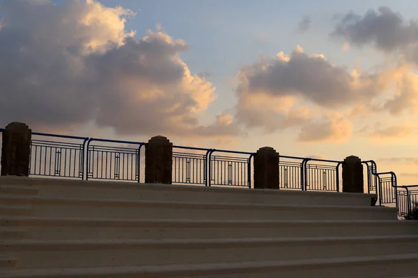 階段はイスラエル北部の都市公園内にあります — ストック写真