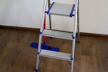 İsrail devletinin kuzeyindeki bir şehir parkında bir merdiven bulunmaktadır. 