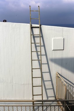 İsrail devletinin kuzeyindeki bir şehir parkında bir merdiven bulunmaktadır. 