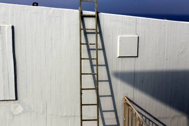 İsrail devletinin kuzeyindeki bir şehir parkında bir merdiven bulunmaktadır. 