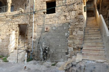 İsrail devletinin kuzeyindeki bir şehir parkında bir merdiven bulunmaktadır. 