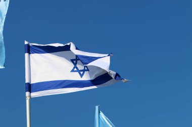 İsrail 'in kuzeyindeki Akdeniz kıyılarında rüzgarda dalgalanan bayrak 