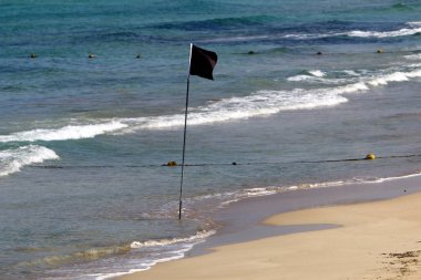 İsrail 'in kuzeyindeki Akdeniz kıyılarında rüzgarda dalgalanan bayrak 
