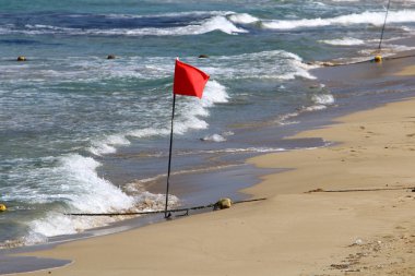 İsrail 'in kuzeyindeki Akdeniz kıyılarında rüzgarda dalgalanan bayrak 