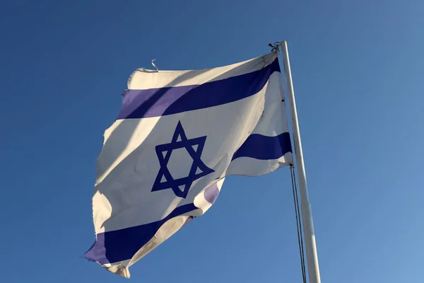 Bandera Ondeando Viento Orillas Del Mar Mediterráneo Norte Israel — Foto de Stock