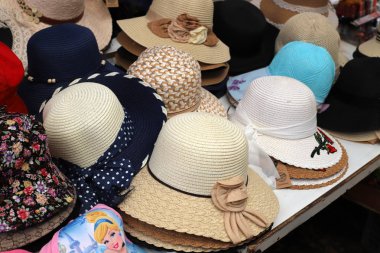 Şapka - Kafasını yağmurdan ve kavurucu güneşten koruyan bir şapka 