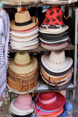 Şapka - Kafasını yağmurdan ve kavurucu güneşten koruyan bir şapka 