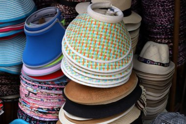 Şapka - Kafasını yağmurdan ve kavurucu güneşten koruyan bir şapka 