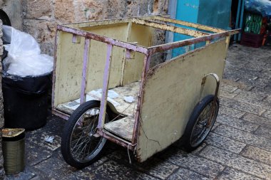 Tekerlek - eksen üzerinde serbestçe dönen ve üzerine yerleştirilen gövdenin yuvarlanmasını sağlayan bir disk 