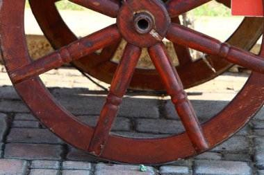 Tekerlek - eksen üzerinde serbestçe dönen ve üzerine yerleştirilen gövdenin yuvarlanmasını sağlayan bir disk 