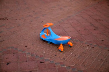 Tekerlek - eksen üzerinde serbestçe dönen ve üzerine yerleştirilen gövdenin yuvarlanmasını sağlayan bir disk 