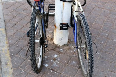 Tekerlek - eksen üzerinde serbestçe dönen ve üzerine yerleştirilen gövdenin yuvarlanmasını sağlayan bir disk 