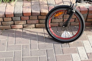 Tekerlek - eksen üzerinde serbestçe dönen ve üzerine yerleştirilen gövdenin yuvarlanmasını sağlayan bir disk 