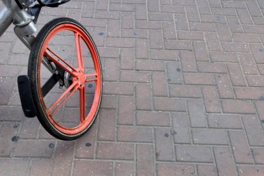 Tekerlek - eksen üzerinde serbestçe dönen ve üzerine yerleştirilen gövdenin yuvarlanmasını sağlayan bir disk 