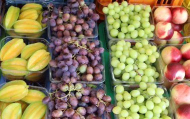 İsrail 'in kuzeyindeki Acre şehrindeki bir pazarda taze meyve ve sebze satılıyor. 