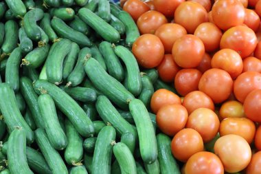 İsrail 'in kuzeyindeki Acre şehrindeki bir pazarda taze meyve ve sebze satılıyor. 