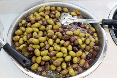 İsrail 'in kuzeyindeki Acre şehrindeki bir pazarda taze meyve ve sebze satılıyor. 