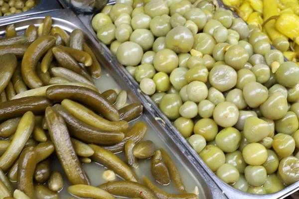 新鮮な果物や野菜はイスラエル北部のアクレ市のバザールで売られています — ストック写真