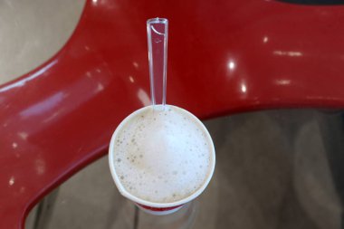 İsrail 'de bir restoranda masanın üstünde bir kupa sıcak kahve var. 