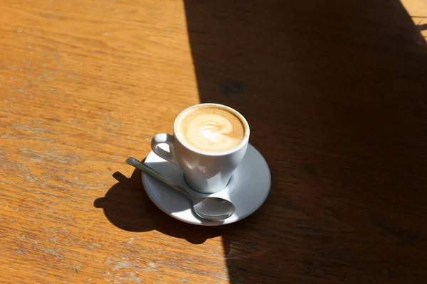 Srail Bir Restoranda Masanın Üstünde Bir Kupa Sıcak Kahve Var — Stok fotoğraf
